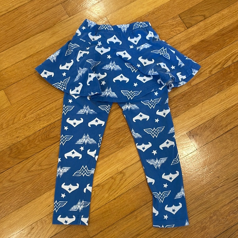 Hanna Andersson Wonder Woman skirted leggings, size 5 (110) cotton